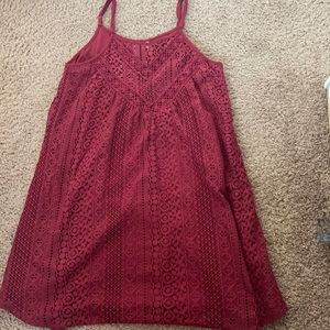 Alya dress. Burgundy color, lace detailing